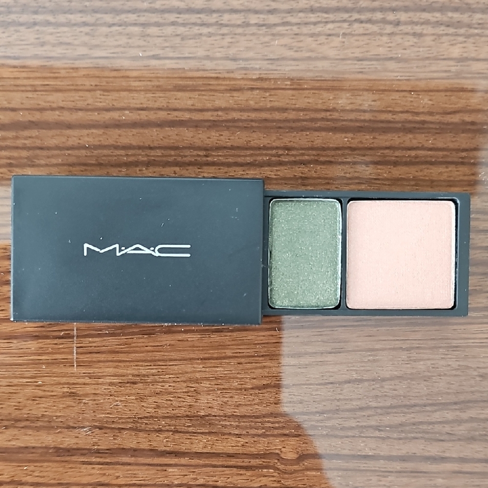 MAC Cosmetics Eyeshadow Duo Suite In "Counterparts"
